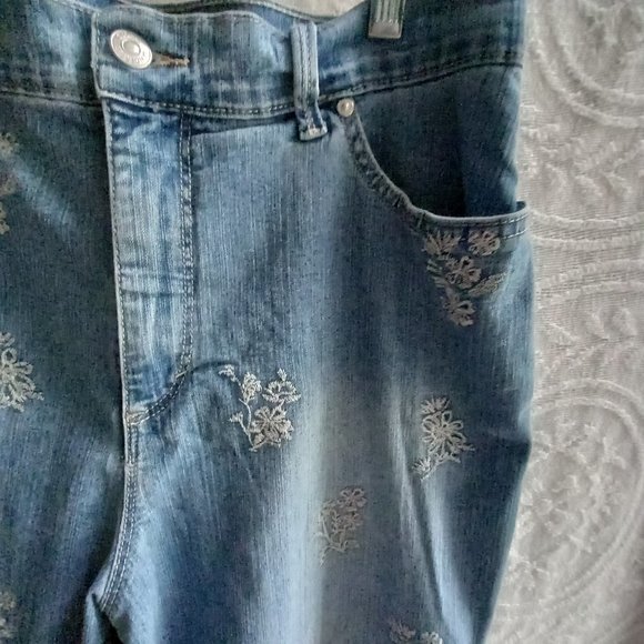 Gloria Vanderbilt Amanda Sz 14 Embroidered Cropped Med Wash Denim Jeans  T-326 - Picture 4 of 6